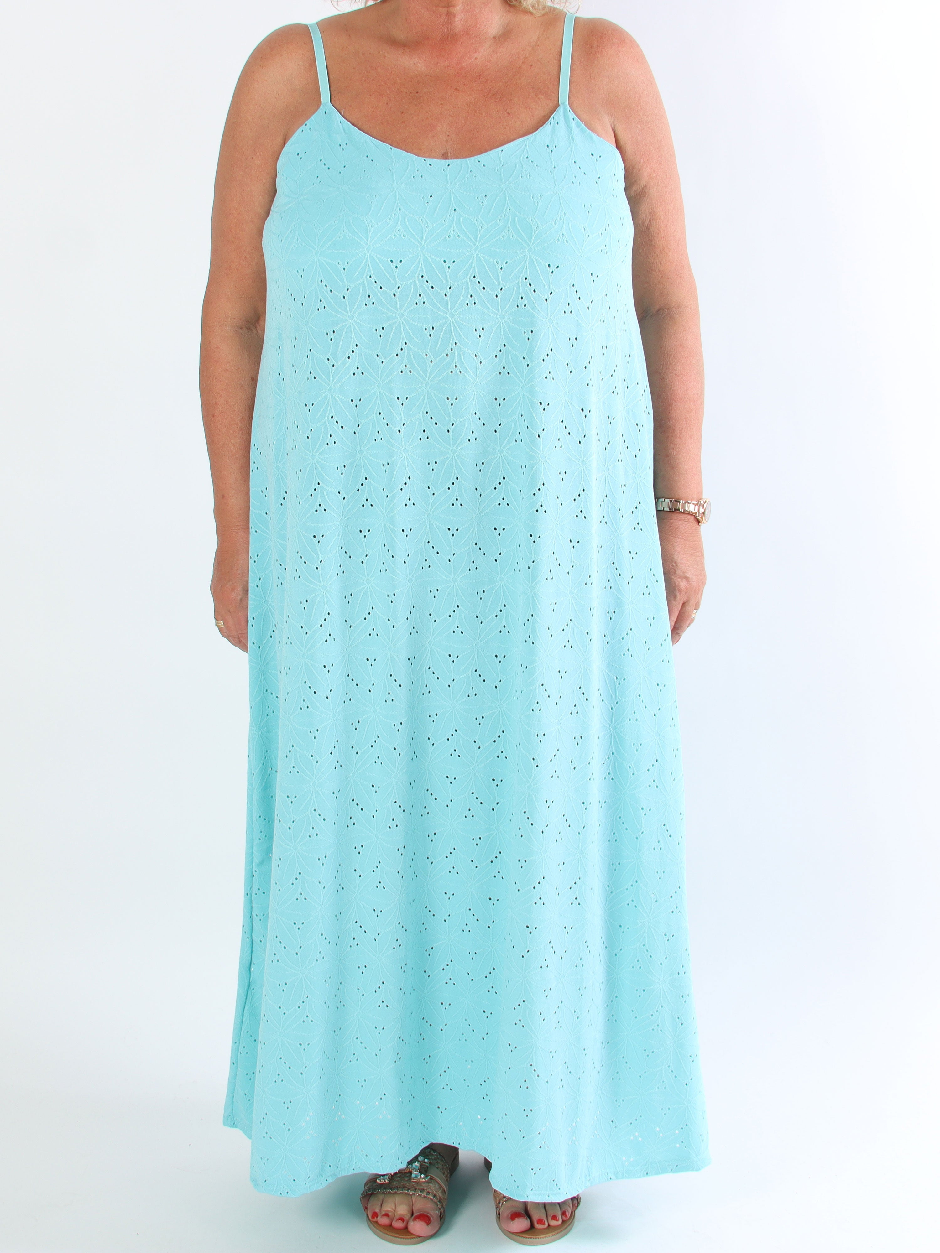 Emilie - Plus size-klänning i mjukt tyg med broderie anglaise